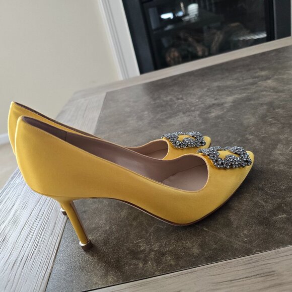 Manolo Blahnik 90mm Hangisi Pumps in yellow - Picture 15 of 16